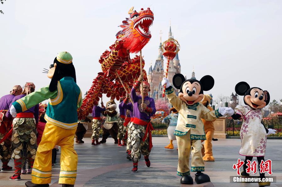 上海ディズニー ミッキーが龍の舞を披露