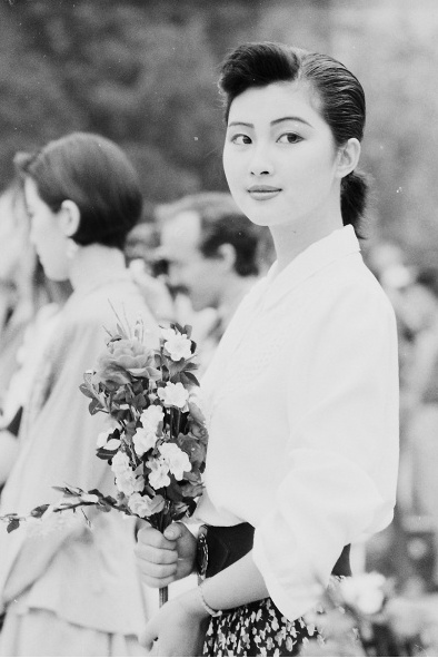 时髦莫过的确良街上流行花衣裳图