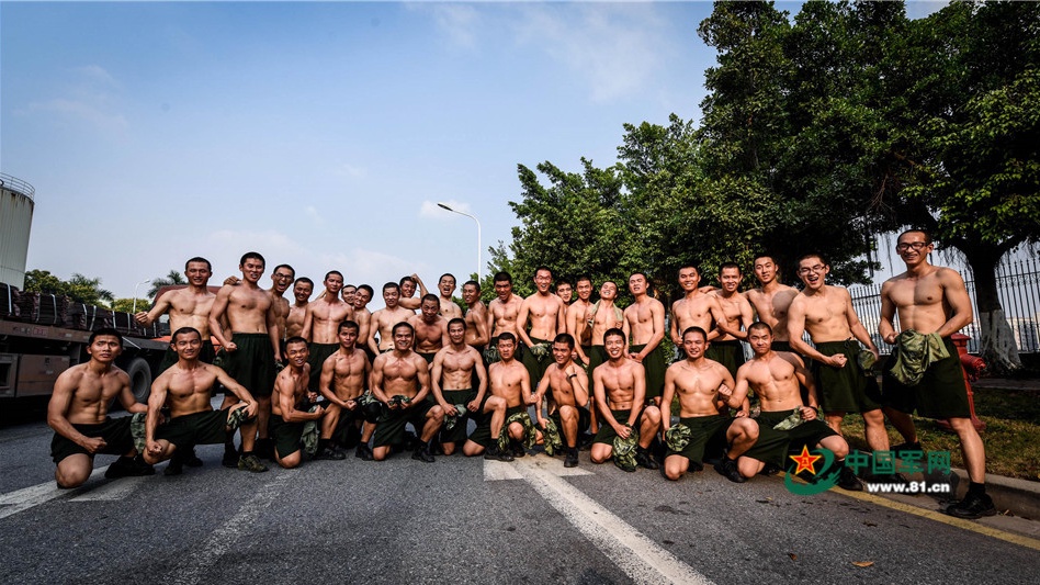 中国海警の新兵、イケメンと美女に変身