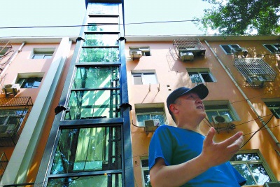 老楼电梯终于装上了最受益的就是老人了