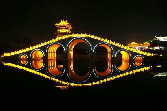 唐山市丰润区常庄乡东黄各庄清明上河园夜色斑斓美如画图